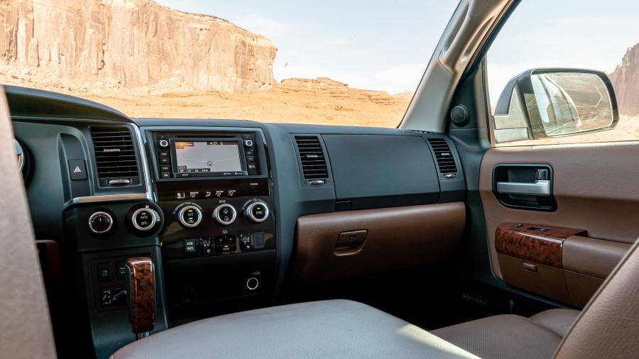 Торпедо Toyota Sequoia Platinum 2017 года  (фото 14 из 30)
